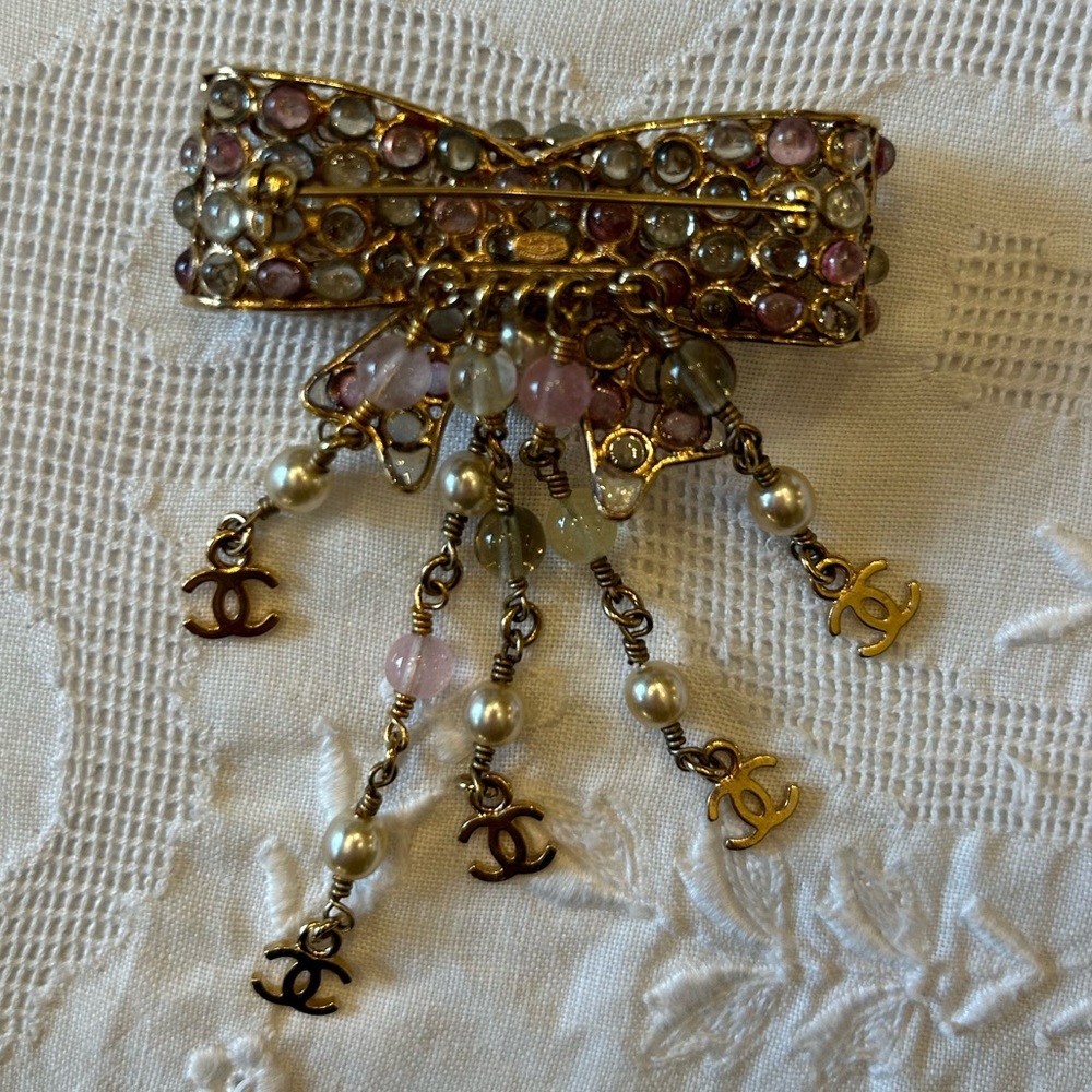 💗Chanel Gripoix Bow Brooch Pin with CC Dangles 💗 - Picture 7 of 10